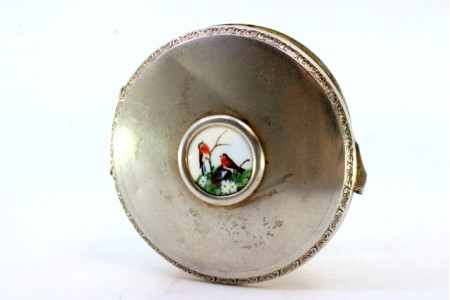 Caixa de toilette em prata fosca com espelho no interior, esmalte no centro e friso envolvente.